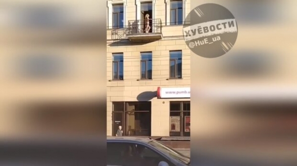 Видео дня: абсолютно голая харьковчанка показала пешеходам и водителям спелые персики Видео дня: абсолютно голая харьковчанка показала пешеходам и водителям спелые персики