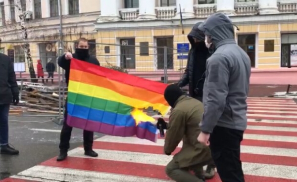 Парни в балаклавах сожгли ЛГБТ-флаг на глазах перепуганных киевлян Парни в балаклавах сожгли ЛГБТ-флаг на глазах перепуганных киевлян