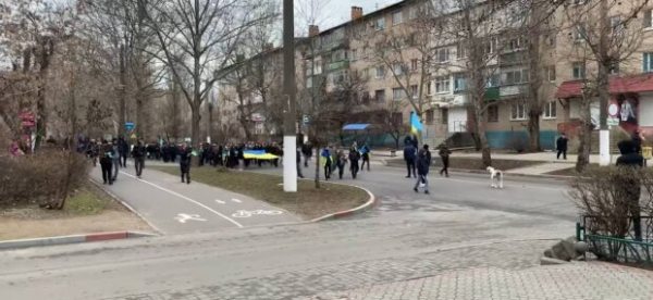 Россияне ввели массовые репрессии в Мелитополе из-за страха перед партизанами: проверяют телефоны и обыскивают Россияне ввели массовые репрессии в Мелитополе из-за страха перед партизанами: проверяют телефоны и обыскивают