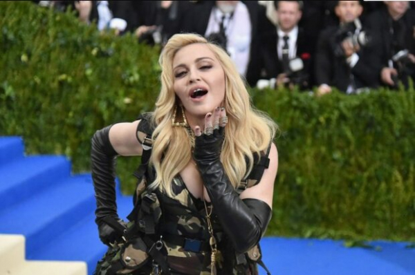 Чулки и откровенное белье: 63-летняя Madonna показала постельные утехи с молодым красавцем Чулки и откровенное белье: 63-летняя Madonna показала постельные утехи с молодым красавцем