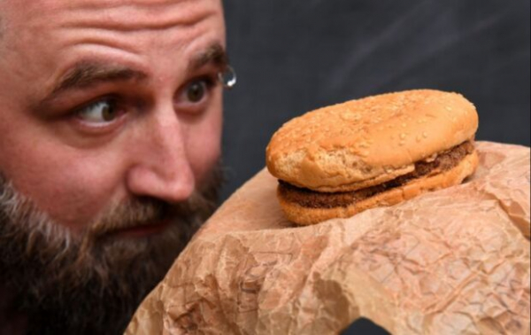 Аномальная вкуснятина: последний чизбургер McDonald's в Исландии прекрасно сохранился спустя 13 лет