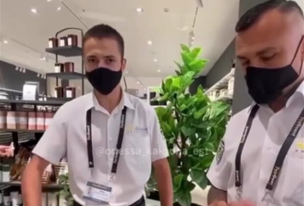 Украинку без маски запугали охранники в магазине: "Таких, как Вы, я резал под Донецком" Украинку без маски запугали охранники в магазине: "Таких, как Вы, я резал под Донецком"