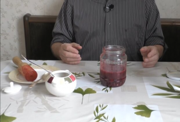 Клюквенная водка "от папы" для легкой головы после праздника: рецепт Игоря Черского к Новому году и Рождеству