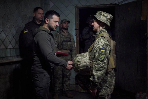 Зеленский приехал на фронт и вручил награды украинским морпехам
