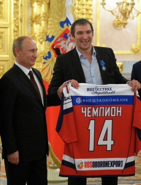 Любимчик Путина надел ЛГБТ символ и будет рассекать в нем по США
