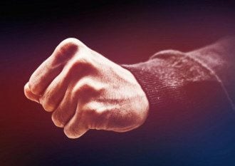 Жесть в Одессе: неадекват прямо на улице отдубасил женщину из-за любопытной собаки
