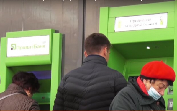 ПриватБанк доводит клиентов до отчаяния, блокируя карты после снятия наличных: "Пробил дно" ПриватБанк доводит клиентов до отчаяния, блокируя карты после снятия наличных: "Пробил дно"