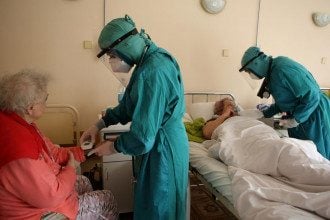 Нужно ли украинцам паниковать из-за COVID-штамма Омикрон: врач дала ответ
