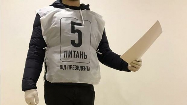 В манишках, масочках и с урнами: как узнать интервьюеров "5 вопросов Зеленского" в день выборов