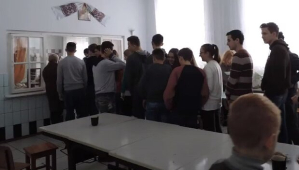 Украинка была в шоке от питания в школе &ndash; такое и свиньям стыдно давать