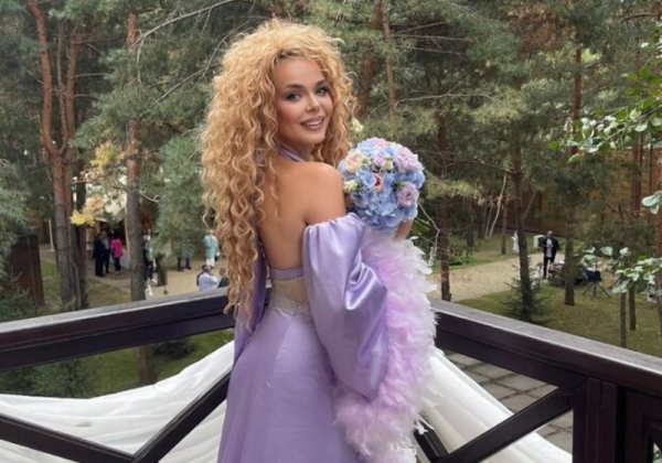 Алина Гросу позировала в роскошном подвенечном платье Алина Гросу позировала в роскошном подвенечном платье