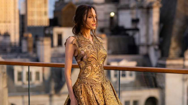 Анджелина Джоли позировала в золотом платье Valentino Анджелина Джоли позировала в золотом платье Valentino
