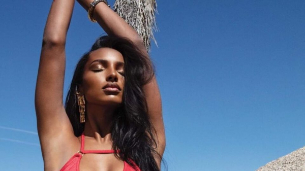 Ангел Victoria’s Secret показала безупречную фигуру в купальнике Ангел Victoria’s Secret показала безупречную фигуру в купальнике