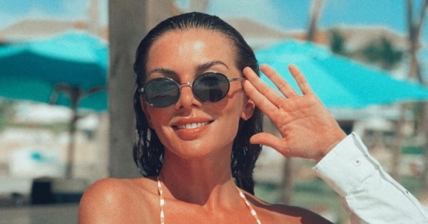 Анна Седокова выпятила ягодицы в бассейне Анна Седокова выпятила ягодицы в бассейне