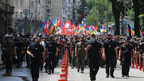 «Антимайдан» по версии Шария: как в Киеве «отбивали» улицу у националистов «Антимайдан» по версии Шария: как в Киеве «отбивали» улицу у националистов