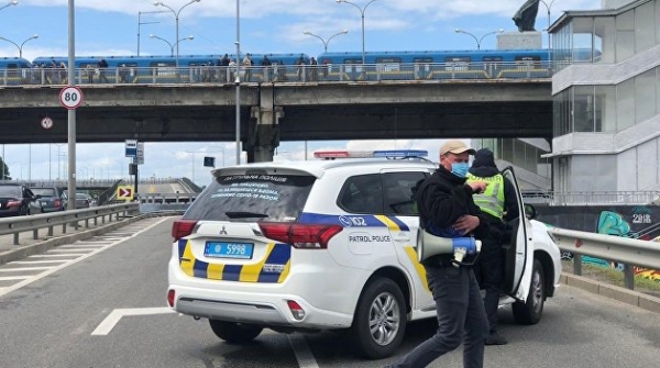 Аваков или взрыв. Заминировавший мост Метро в Киеве назвал свое требование Аваков или взрыв. Заминировавший мост Метро в Киеве назвал свое требование