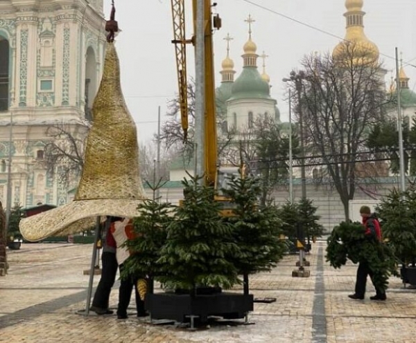 Не год, а шляпа: на Софиевскую площадь вернулся скандальный "атрибут" 2020 Не год, а шляпа: на Софиевскую площадь вернулся скандальный "атрибут" 2020