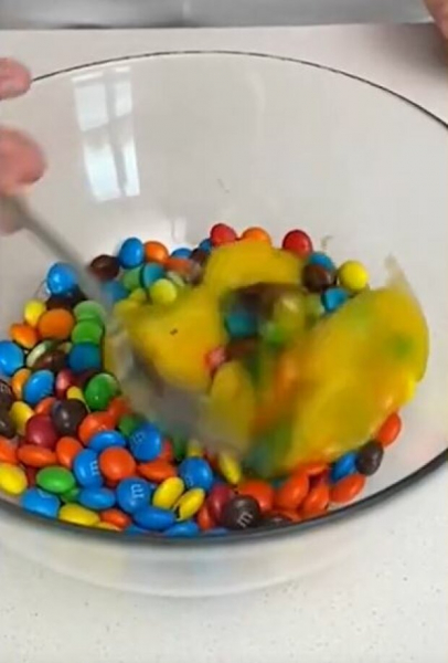 Конфеты M&M's, яйца и тесто: этот рецепт стал хитом TikTok из-за нереальной простоты, почувствуй себя крутым кондитером Конфеты M&M's, яйца и тесто: этот рецепт стал хитом TikTok из-за нереальной простоты, почувствуй себя крутым кондитером