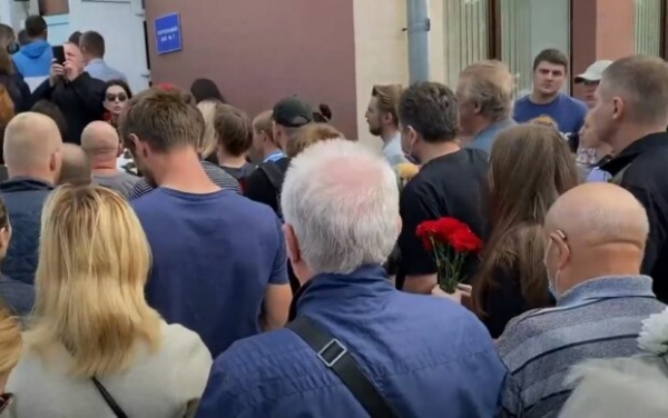 В Минске сотни человек провели в последний путь погибшего на протесте Тарайковского: "Пожалуйста, поймите..." В Минске сотни человек провели в последний путь погибшего на протесте Тарайковского: "Пожалуйста, поймите..."