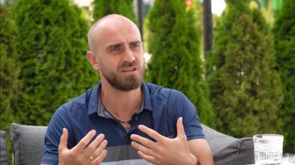 Тренер Каминской Хомицкий показал, как вылечить травму спины без врача &ndash; всего несколько упражнений
