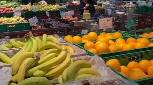 Отрывайте хвостики и снимайте кожуру: украинские супермаркеты подняли цены на бананы и яблоки