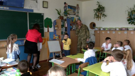В Ровно военный, вернувшись с фронта, устроил сыну сюрприз в школе В Ровно военный, вернувшись с фронта, устроил сыну сюрприз в школе