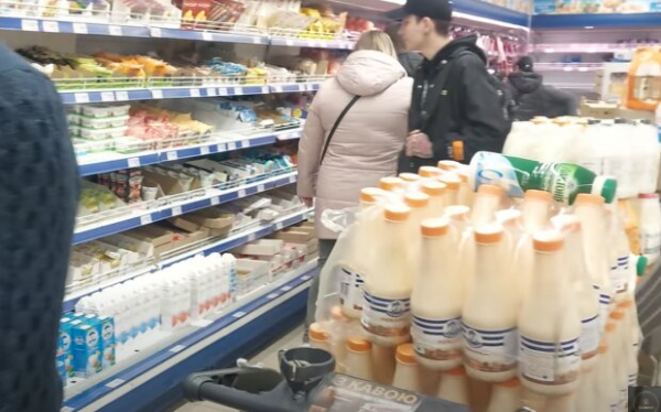 Возвращаем Масленицу дешевыми блинами: в Украине резко упала цена на молоко, творог и сливочное масло