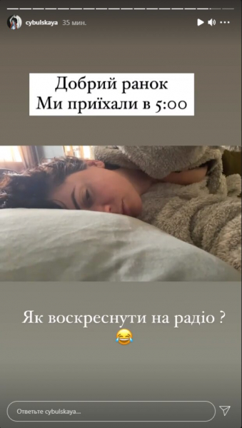 Кума Дзидзьо Оля Цибульская пустила украинцев в кровать: чуть грудь не вынырнула Кума Дзидзьо Оля Цибульская пустила украинцев в кровать: чуть грудь не вынырнула