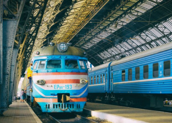 "Укрзализныця" продолжает движение, закрыты только самые напряженные направления - куда сегодня не ходят поезда