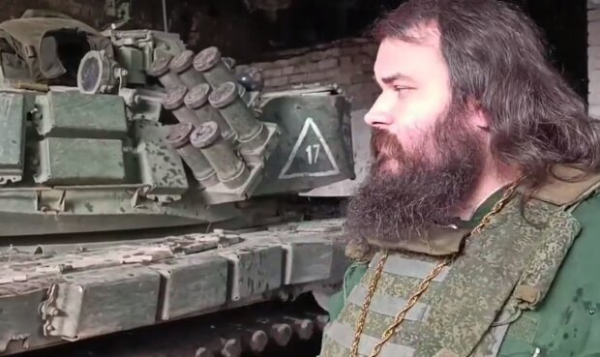 Московский поп освятил танки, боезапас и экипаж врагов, чтобы им легче было убивать украинцев: "А вы в воскресенье снова пойдете?" Московский поп освятил танки, боезапас и экипаж врагов, чтобы им легче было убивать украинцев: "А вы в воскресенье снова пойдете?"