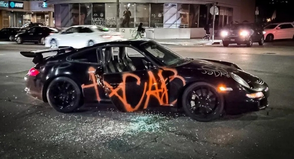 Вандалы не оставили живого места на редком и дорогом Porsche
Вандалы не оставили живого места на редком и дорогом Porsche