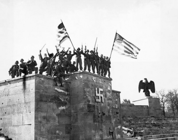 Как праздновали победу в разных странах – удивительные исторические фото Как праздновали победу в разных странах – удивительные исторические фото