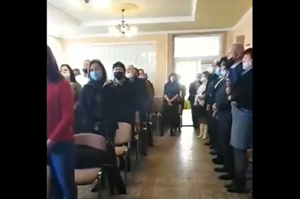 Украинские депутаты приняли присягу под венгерский гимн: "Готовят крымский сценарий" Украинские депутаты приняли присягу под венгерский гимн: "Готовят крымский сценарий"