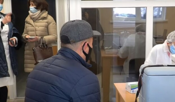 Систему не обманешь? Антиваксер пришел на прививку с силиконовой рукой, но медики оказались хитрее Систему не обманешь? Антиваксер пришел на прививку с силиконовой рукой, но медики оказались хитрее