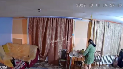 Войска РФ украли стиралку в Украине: видео двух оккупантов с машинкой в руках попало в Сеть
Войска РФ украли стиралку в Украине: видео двух оккупантов с машинкой в руках попало в Сеть