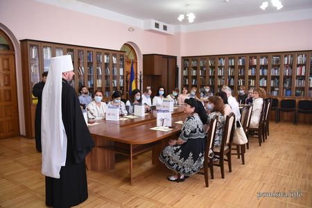 Митрополит Епифаний наградил врачей отличиями святого Пантелеймона Митрополит Епифаний наградил врачей отличиями святого Пантелеймона