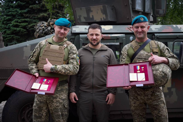 Зеленский приехал на фронт и вручил награды украинским морпехам
