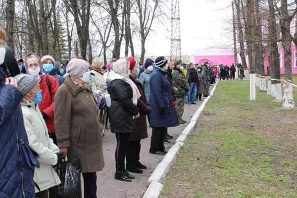 
Карантин? Не слышали! Толпа пенсионеров в разгар COVID-19 пришла на похороны в Шостке
 