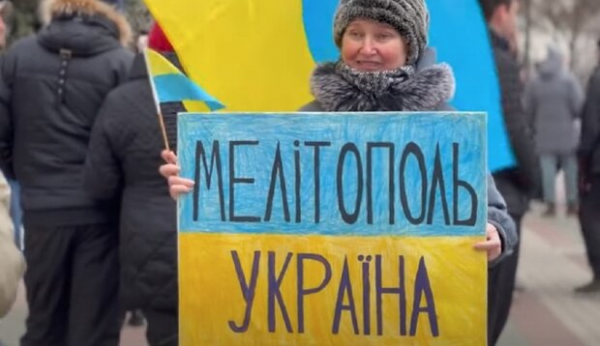 Россияне ввели массовые репрессии в Мелитополе из-за страха перед партизанами: проверяют телефоны и обыскивают Россияне ввели массовые репрессии в Мелитополе из-за страха перед партизанами: проверяют телефоны и обыскивают