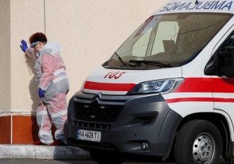 Под угрозой каждая страна мира: врач рассказал об опасности штамма Омикрон
Под угрозой каждая страна мира: врач рассказал об опасности штамма Омикрон