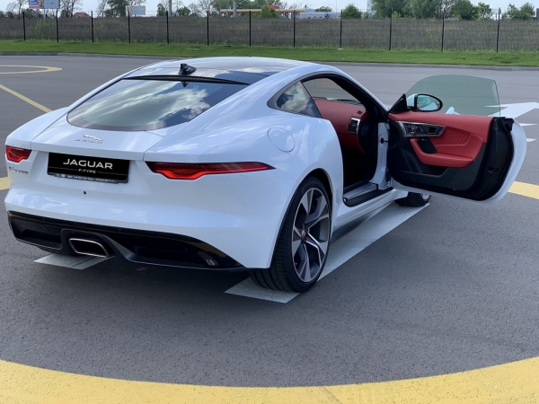 
Катя Осадчая снялась в видео с Jaguar F-Type
 