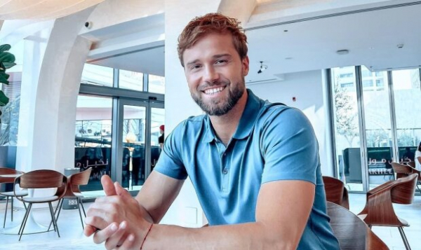 "Холостяк" Алекс Топольский сделал свой выбор в 12 сезоне: начинаются прятки, скоро премьера "Холостяк" Алекс Топольский сделал свой выбор в 12 сезоне: начинаются прятки, скоро премьера