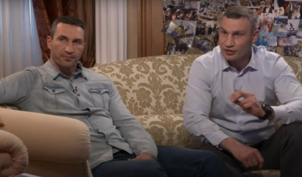 Вова Кличко уехал на фронт с "подарками", пока мэру Киева за это предъявили: "Брусчатки важнее?" Вова Кличко уехал на фронт с "подарками", пока мэру Киева за это предъявили: "Брусчатки важнее?"