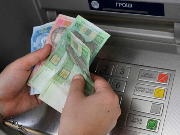 Банкоматы все чаще выдают украинцам поддельные купюры: куда обращаться Банкоматы все чаще выдают украинцам поддельные купюры: куда обращаться