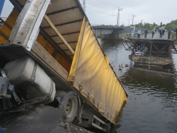 Пока Зеленский рассказывал о новых моста - в воду упала переправа трассы национального значения Пока Зеленский рассказывал о новых моста - в воду упала переправа трассы национального значения