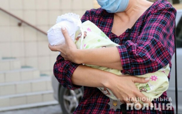 Квартира и машина в обмен на ребенка: юную украинку поймали на горячем Квартира и машина в обмен на ребенка: юную украинку поймали на горячем