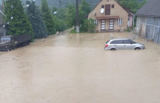 Вода по пояс и плавающие машины: дожди на Закарпатье превратили несколько сел в реки
