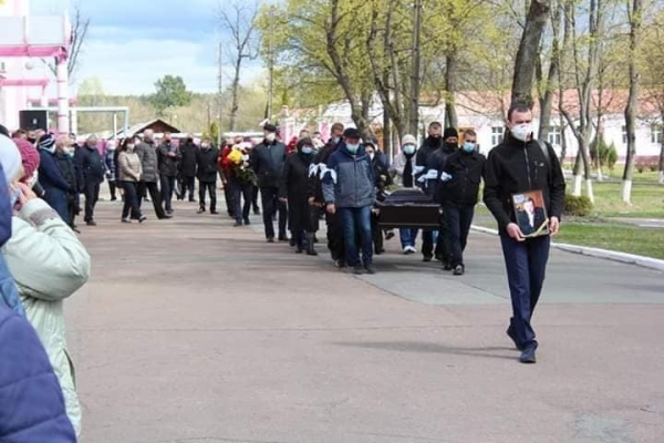 
Карантин? Не слышали! Толпа пенсионеров в разгар COVID-19 пришла на похороны в Шостке
 