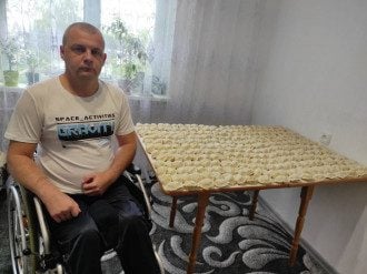 Житель Черкасс еженедельно делает тысячу вареников для военных на фронте
Житель Черкасс еженедельно делает тысячу вареников для военных на фронте