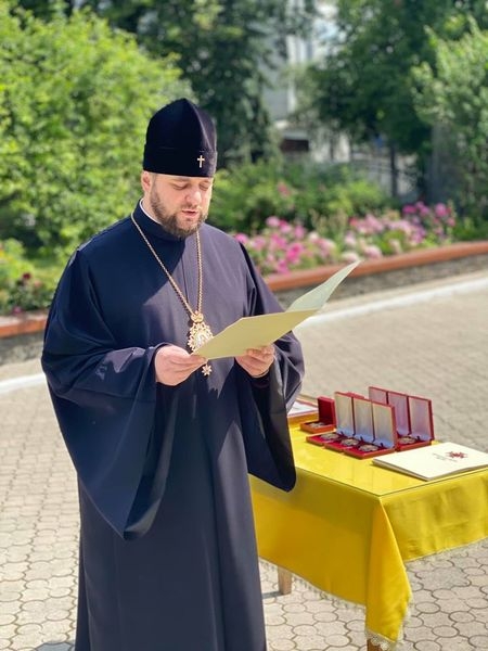 Митрополит Епифаний наградил врачей отличиями святого Пантелеймона Митрополит Епифаний наградил врачей отличиями святого Пантелеймона